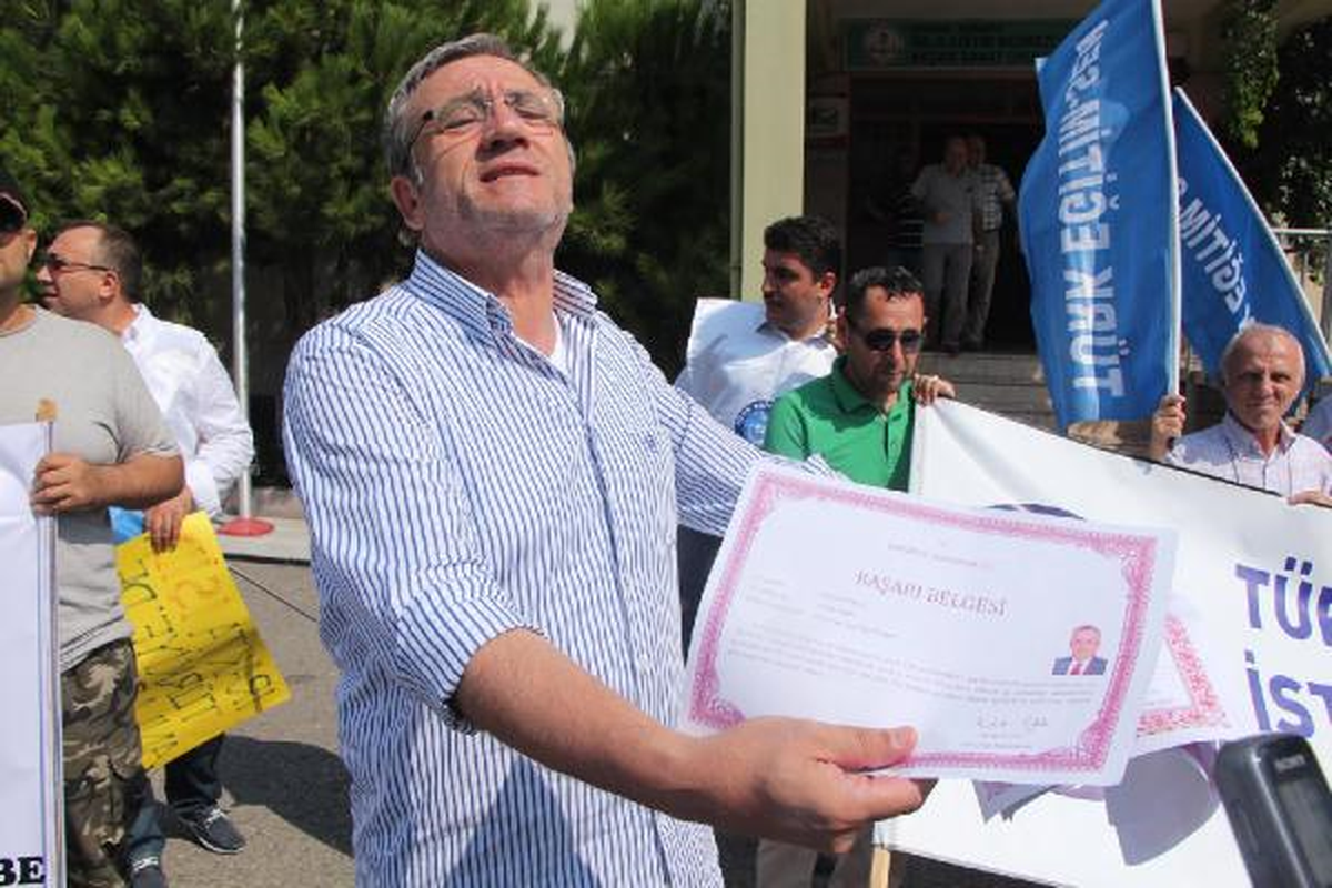 Ümraniye\'de Müdürler Başarı Belgelerinin Fotokopisini Yaktı