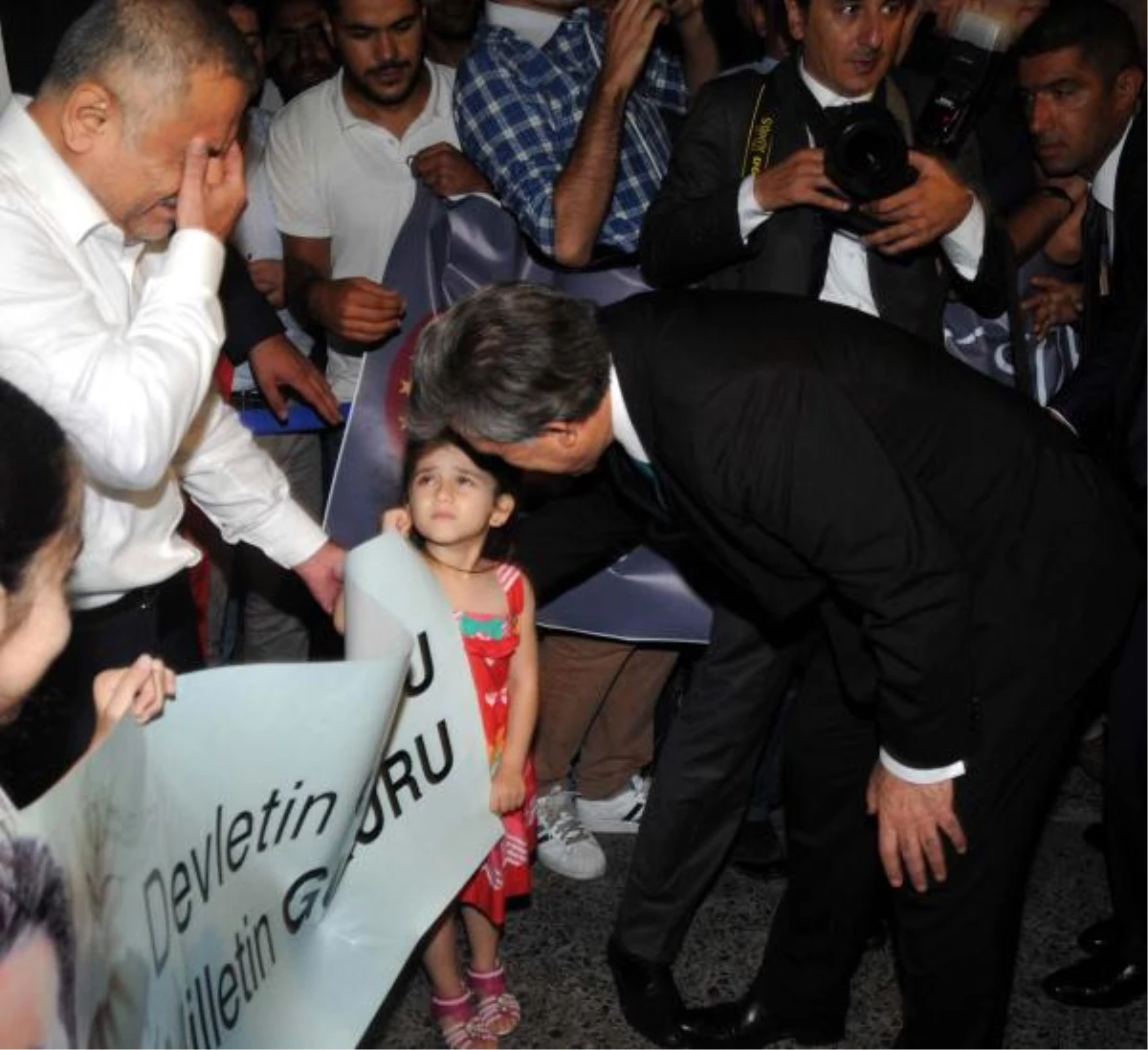 Abdullah Gül, İstanbul\'da \'Devletin Onuru\' Sloganıyla Karşılandı