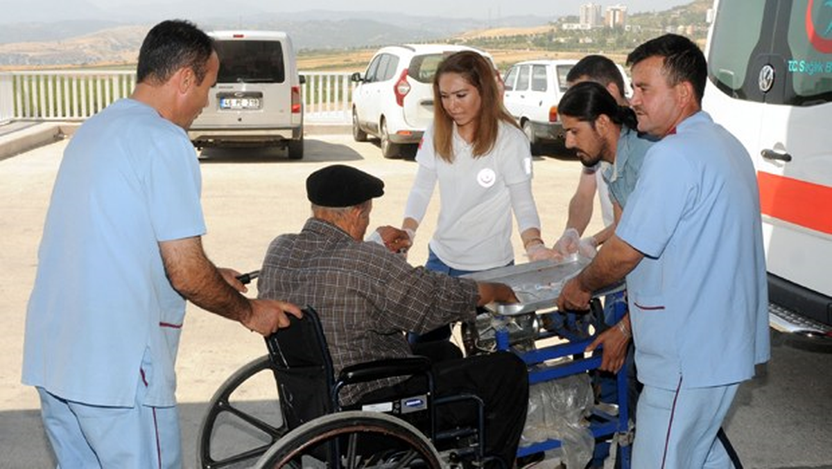Hastaneye Elini Kaptırdığı Kıyma Makinesiyle Getirildi