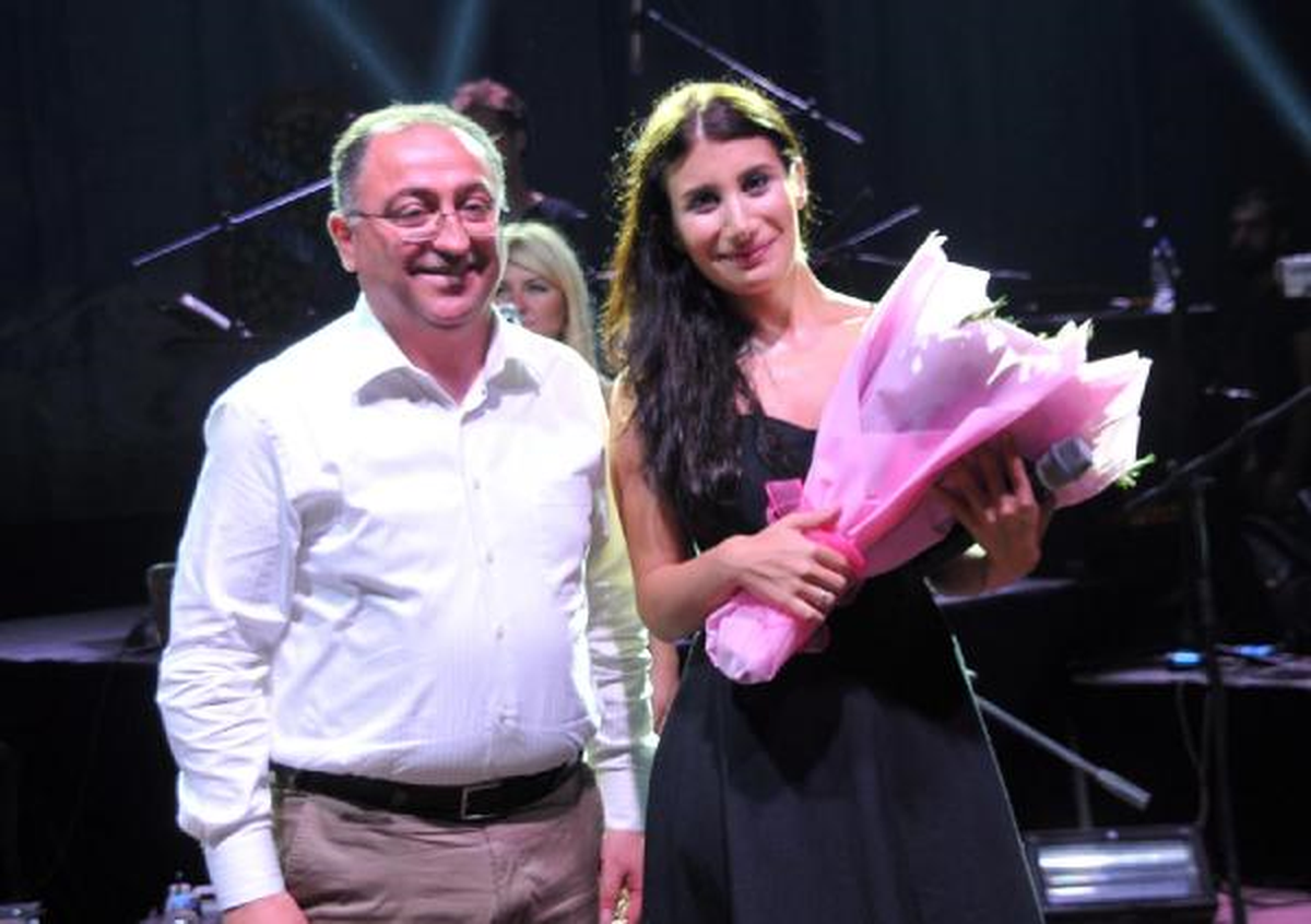 İrem Derici Şarkılarını YOSK İçin Söyledi
