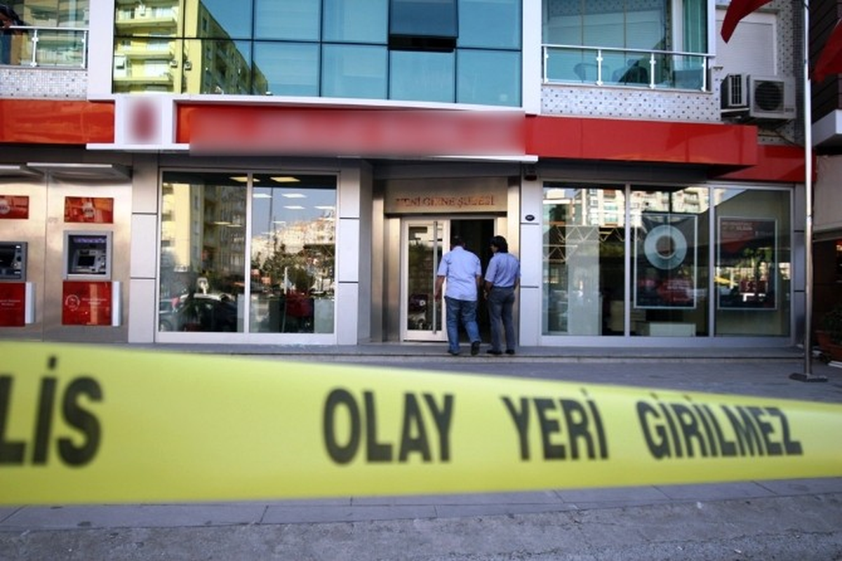 İzmir\'de Pompalı Tüfekle Banka Soygunu