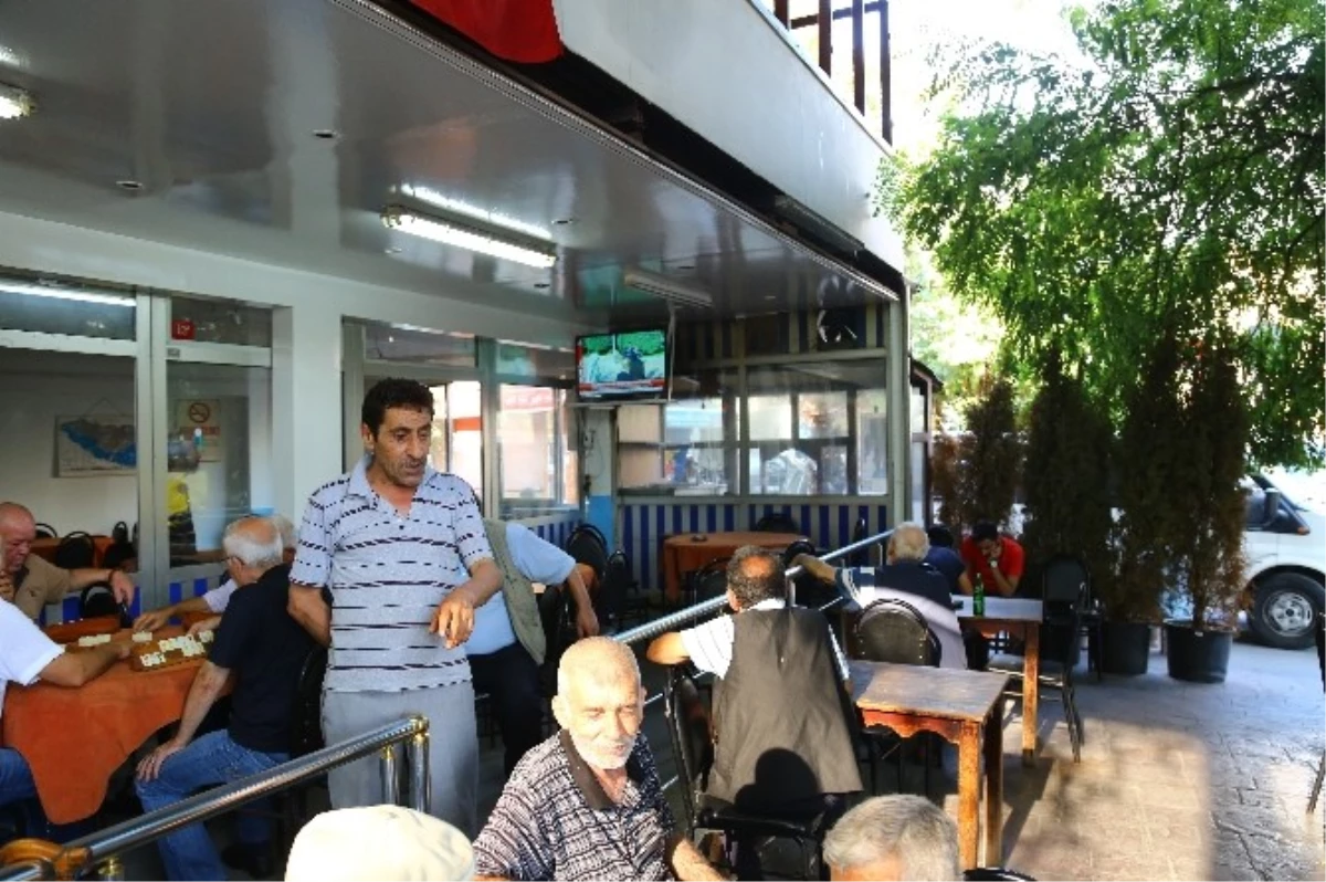 Kasımpaşalılar Devir Teslim Törenini Kahvehanelerden İzledi