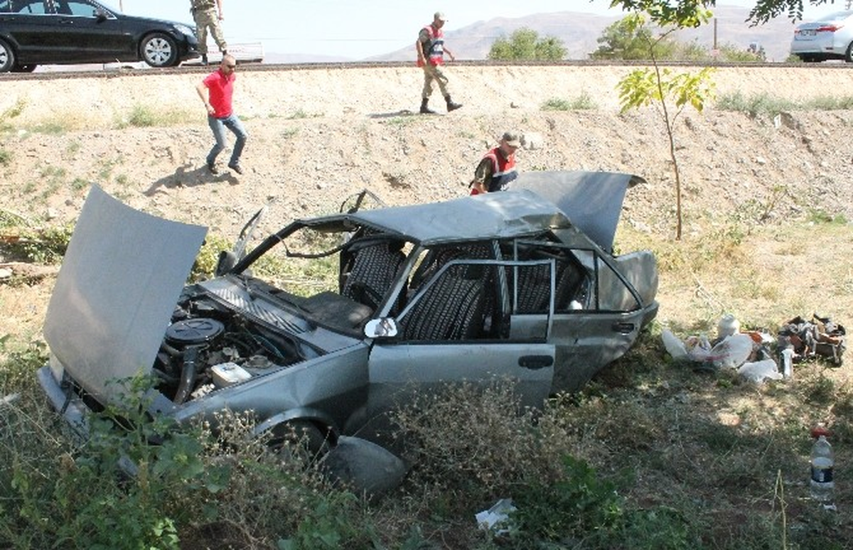 Lastiği Patlayan Otomobil Şarampole Uçtu: 8 Yaralı