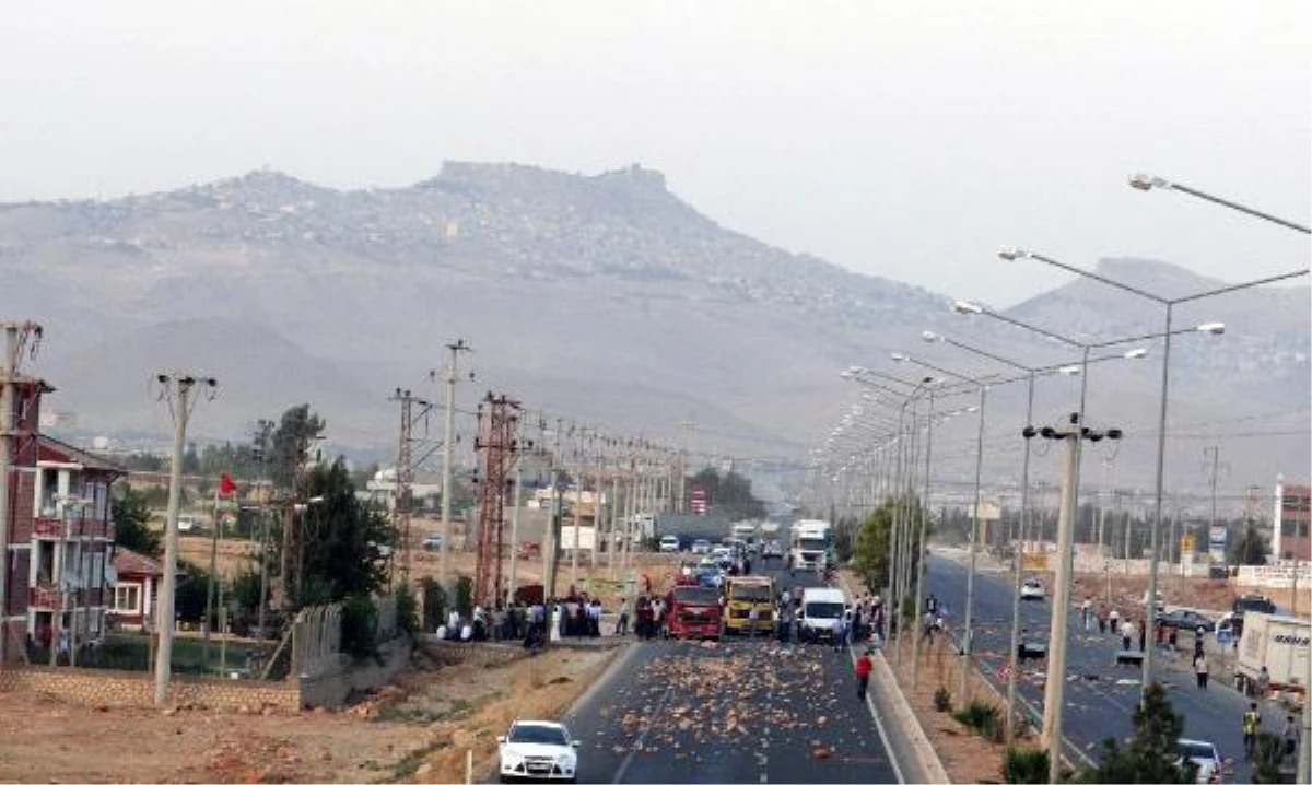 Mardin\'de Elektrik Kesintisine Karşı Çiftçilerin Yol Kapatma Eylemi Sürüyor