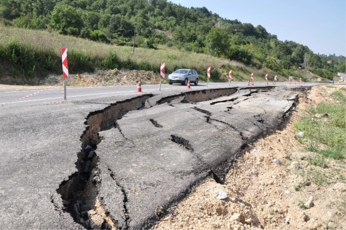 Oylat Yolunda Çökme Yaşandı