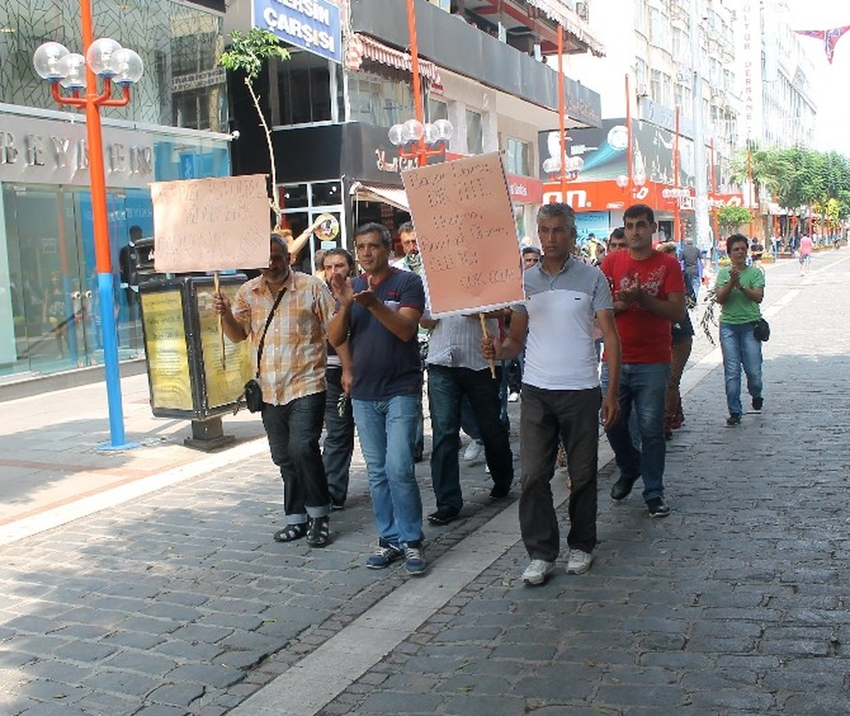 Eylem Yapan Parkomat İşçileri, Belediye Kapısına Zeytin Dalı Bıraktı