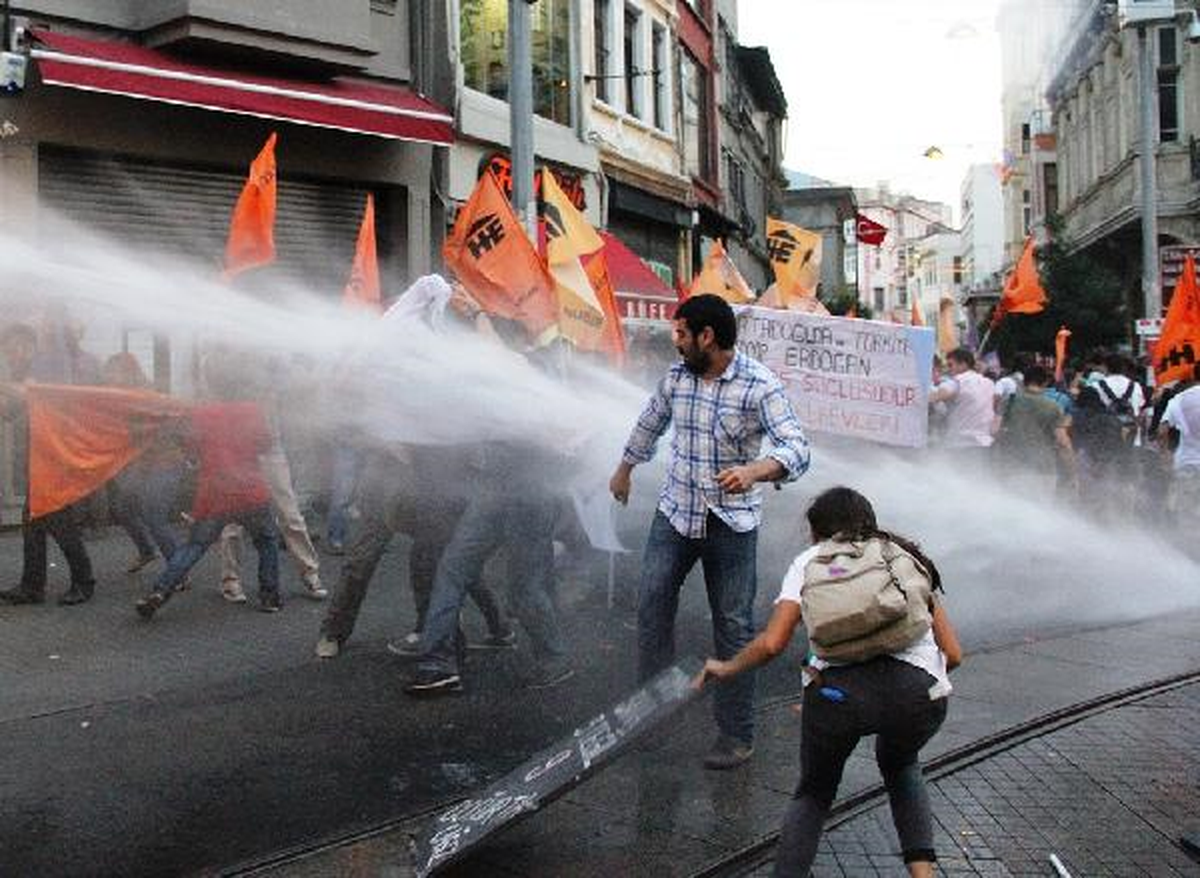 Polis, Tünel\'den Galatasaray\'a Yürümek İsteyen Gruba Müdahale Etti
