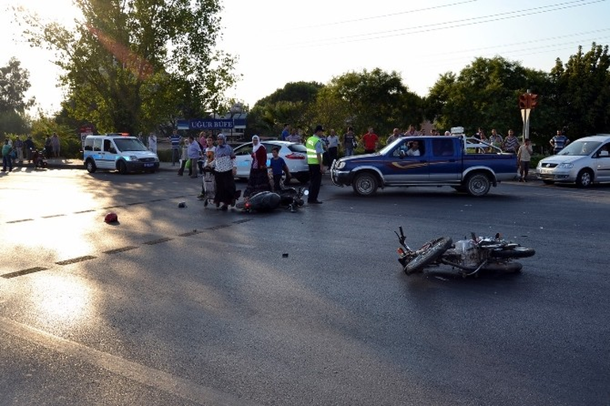 Salihli\'de Trafik Kazası: 4 Yaralı