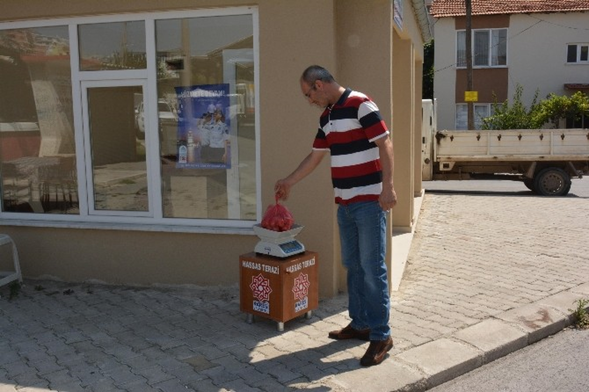 Balıkesir Karesi\'de Vatandaş Pazardan Aldığı Ürünü Kendi Tartacak