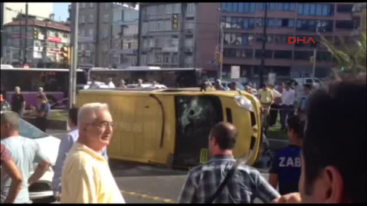Yolcu Minibüsü Kaldırımın Kenarına Çarparak Devrildi