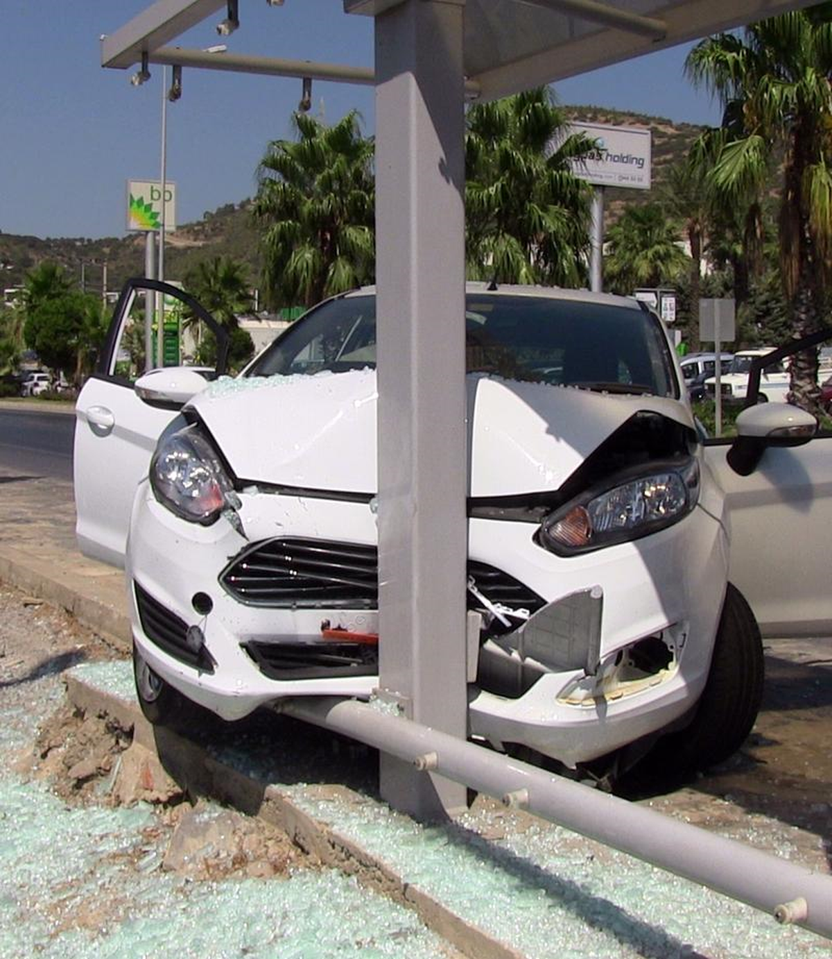 Yoldan Çıkan Otomobil Durağa Çarptı