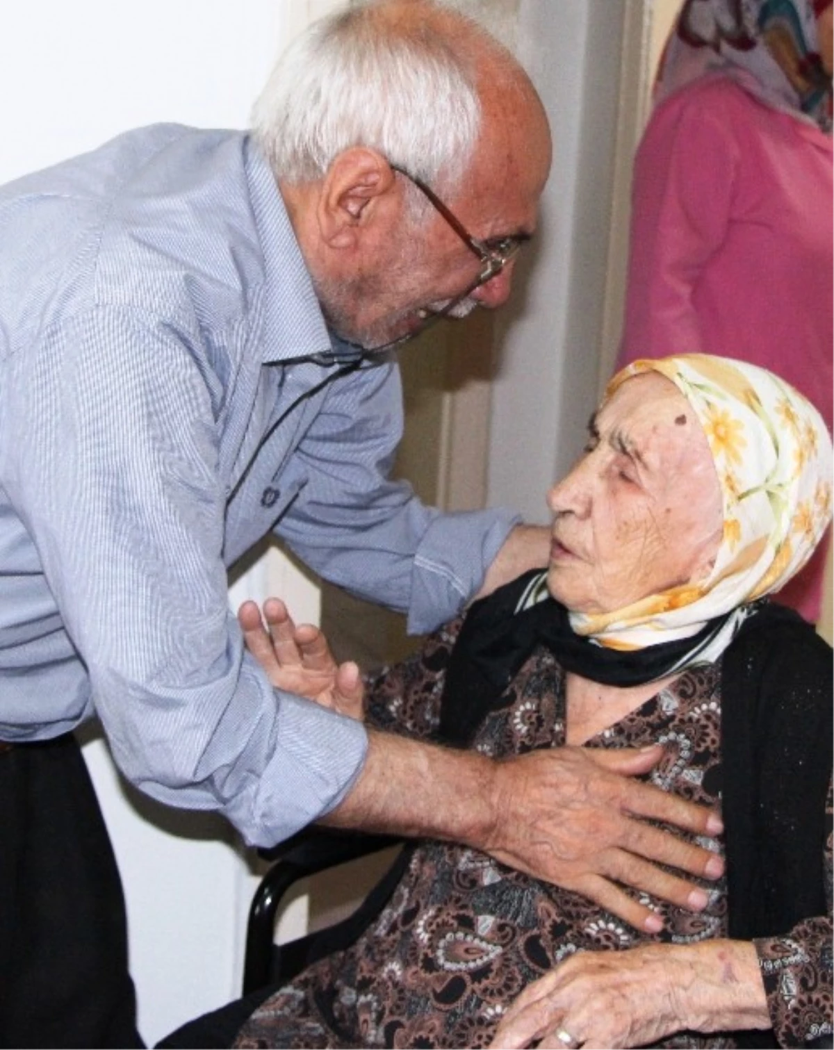 92 Yaşındaki Annelerini Sokağa Attılar