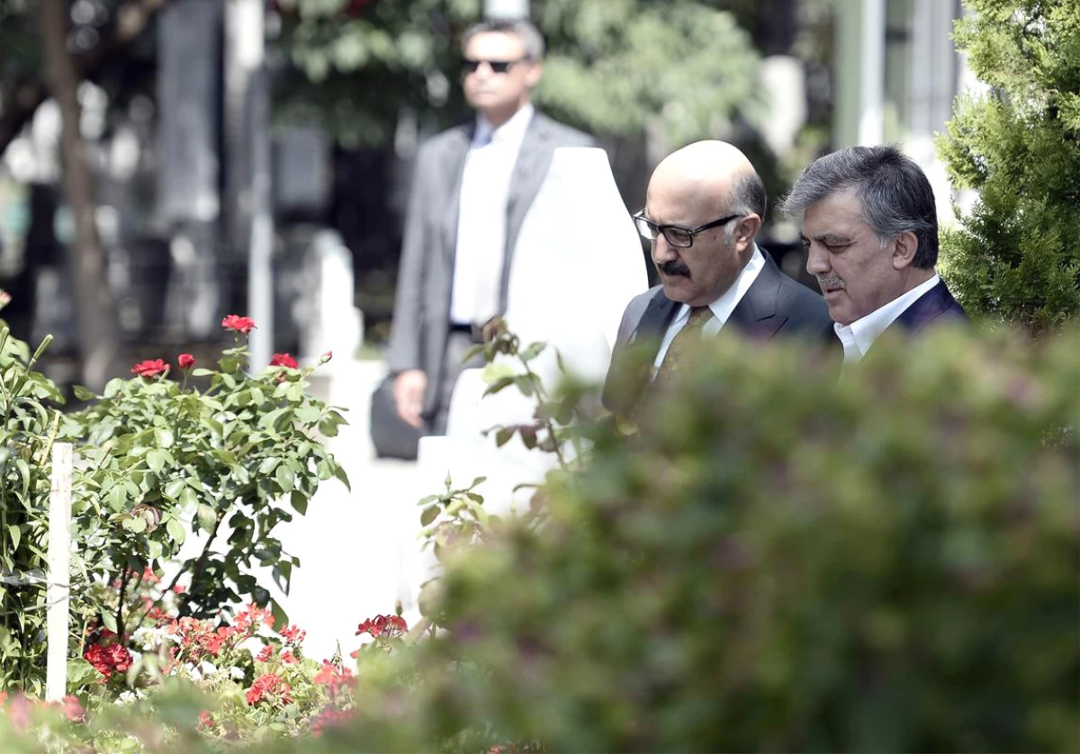 Abdullah Gül\'den Erbakan\'ın Mezarına Ziyaret
