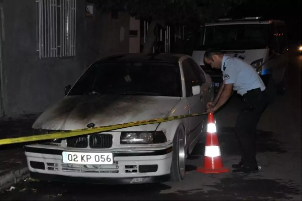 Park Halindeki Otomobili Benzin Döküp Ateşe Verdiler