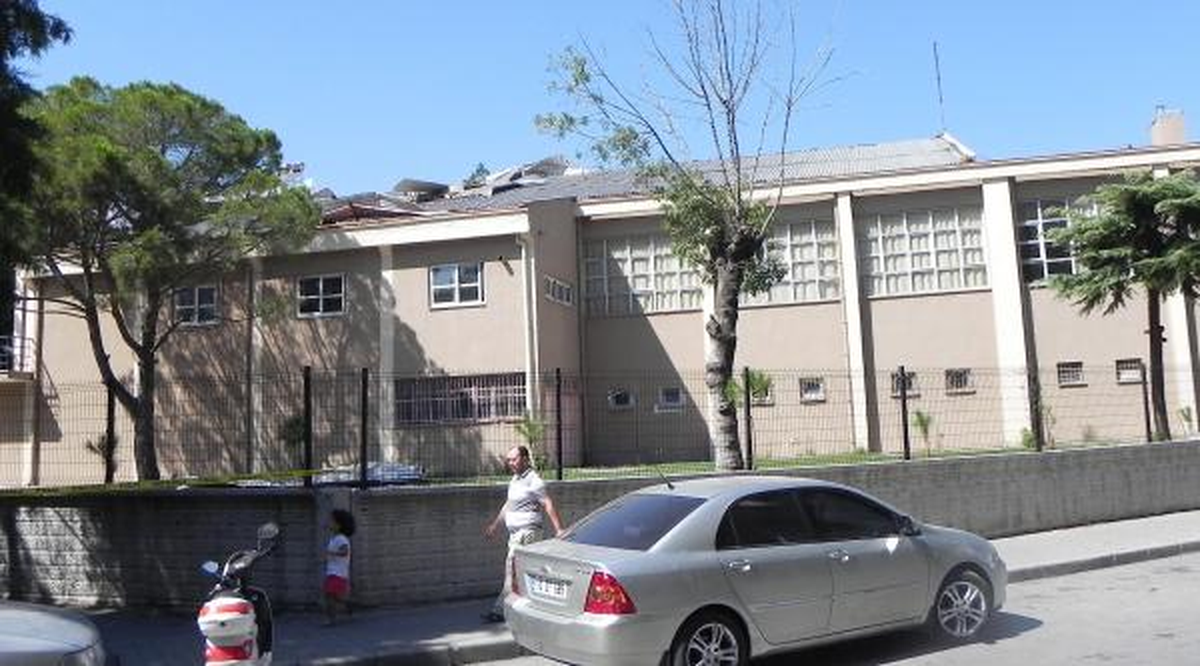 Balıkesir\'de Şiddetli Rüzgür Çatı Uçurdu