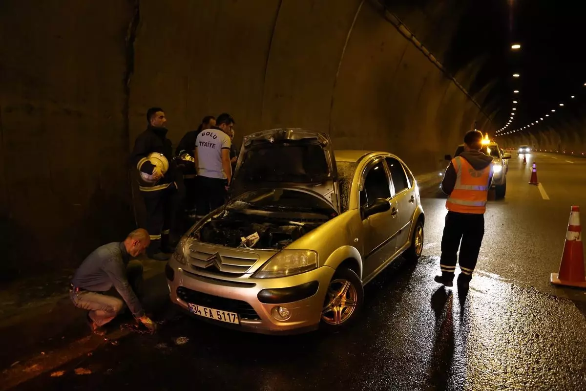 Bolu Dağı Tüneli\'nde Otomobil Yangını