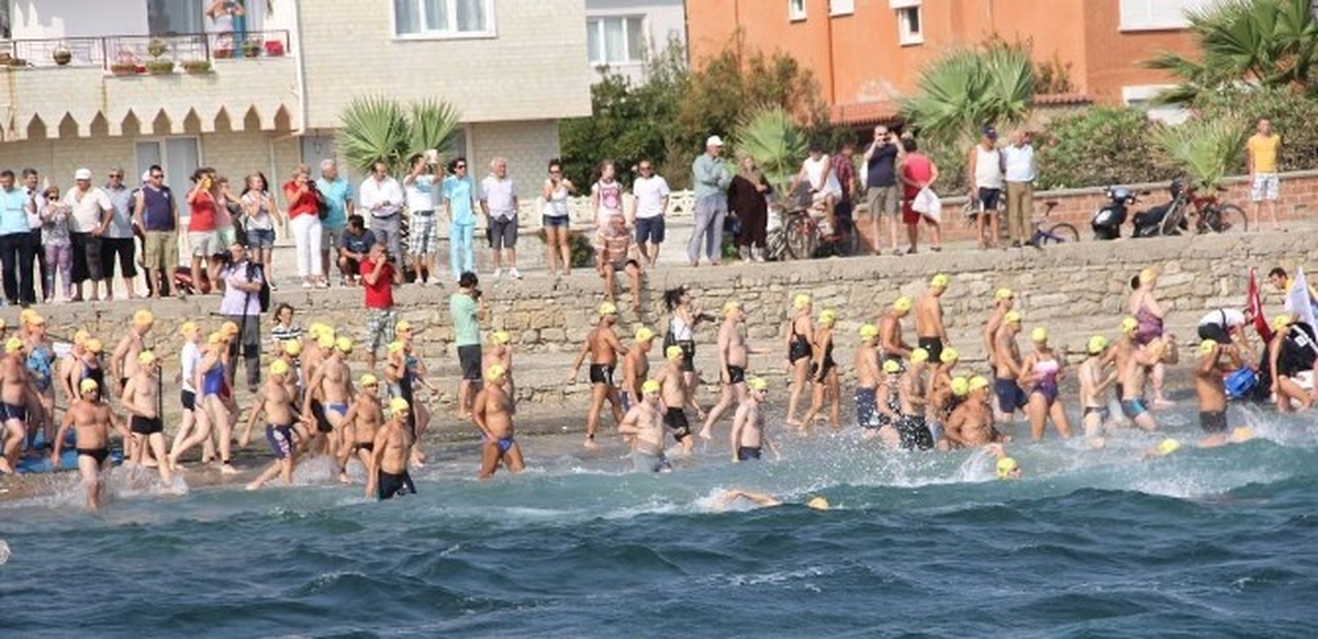 Çanakkale Boğazında Yüzme Yarışmasına Fırtına Engeli