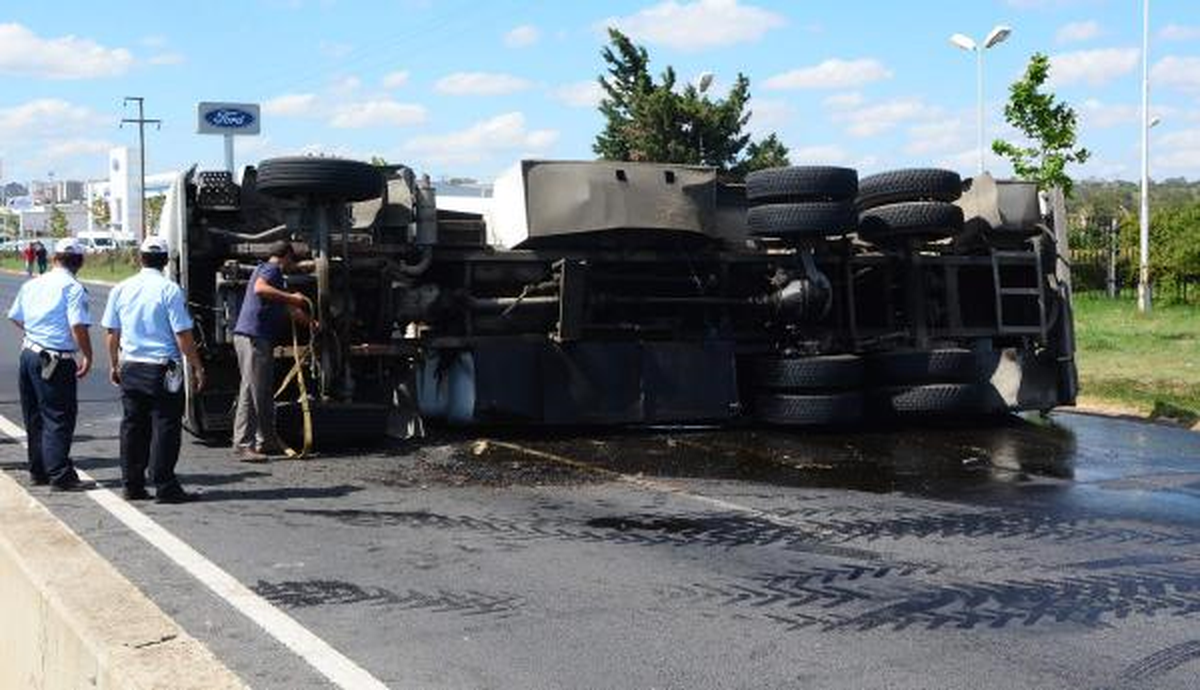 Çorlu\'da Kimyasal Madde Yüklü Tanker Devrildi