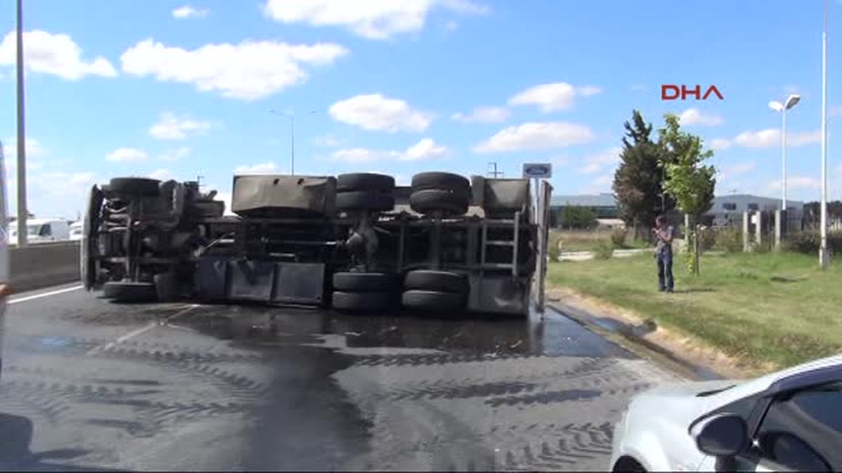 Çorlu\'da Kimyasal Madde Yüklü Tanker Devrildi