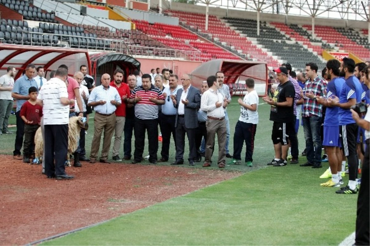 Gaziantep Belediyespor\'un, Kamil Ocak Stadyumundaki İlk Antrenmanı