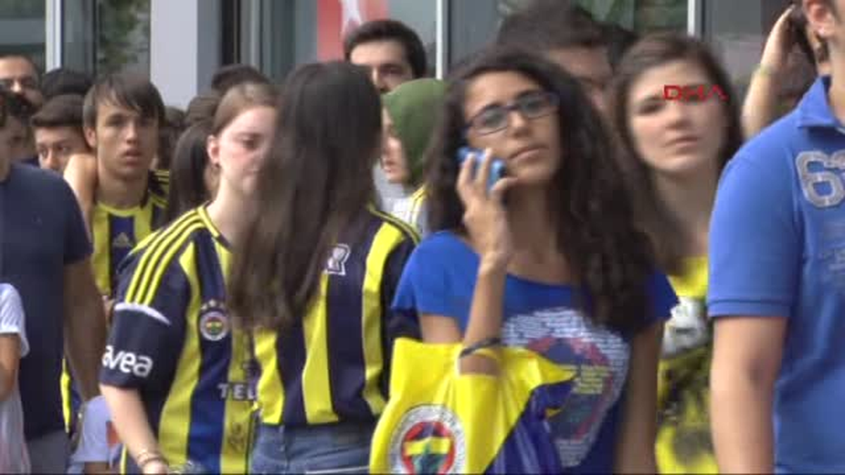 Fenerbahçeli Gökhan Gönül ve Bruno Alves Taraftarlara İmza Dağıttı