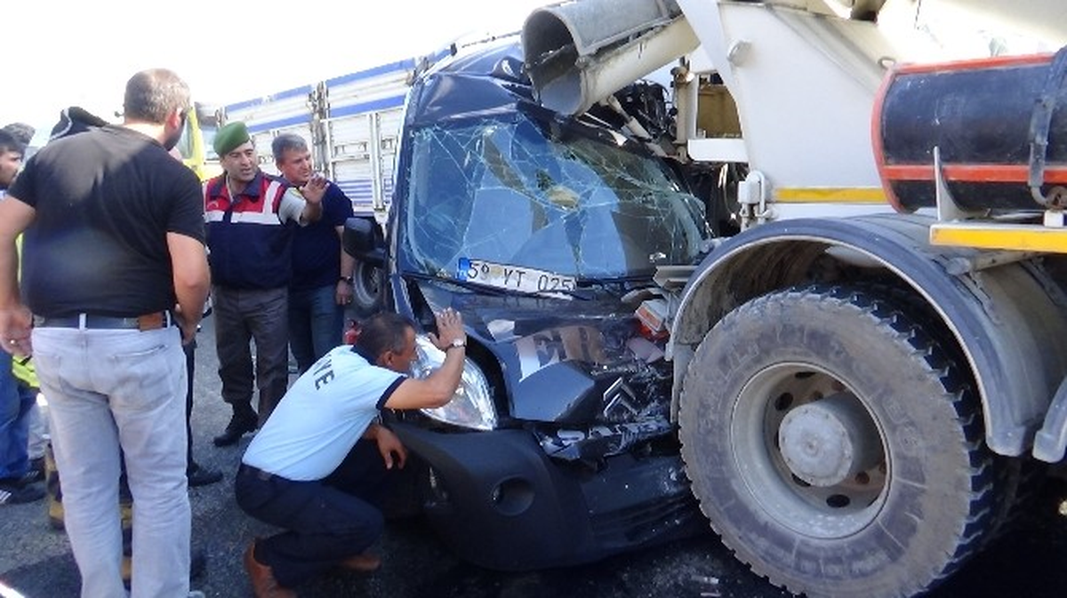 Tekirdağ\'da Hurda Yığınına Dönen Araçtan Sürücü ve Yolcu Sağ Çıktı
