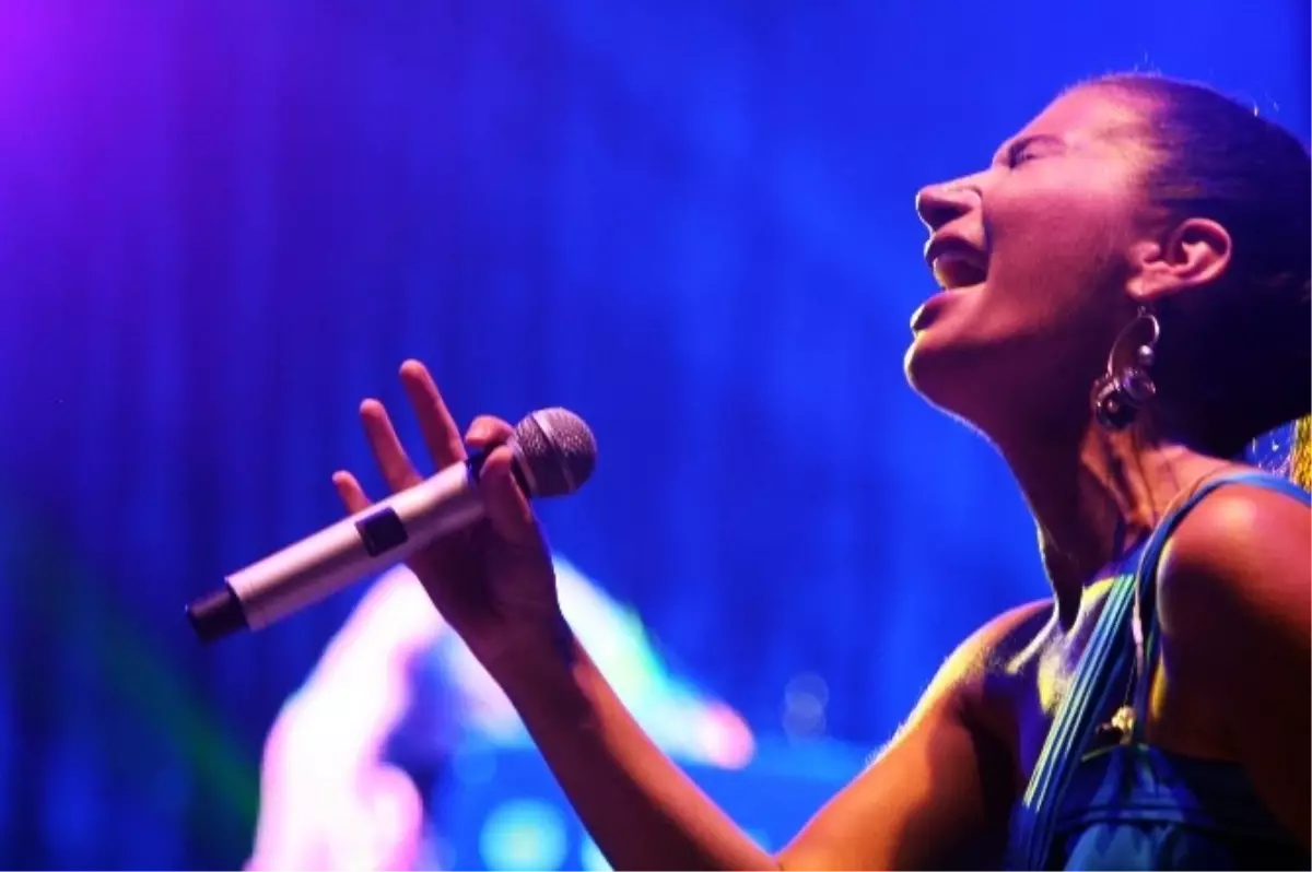 İrem Derici, Mustafa Ceceli Şarkısını Söylerken Ağladı