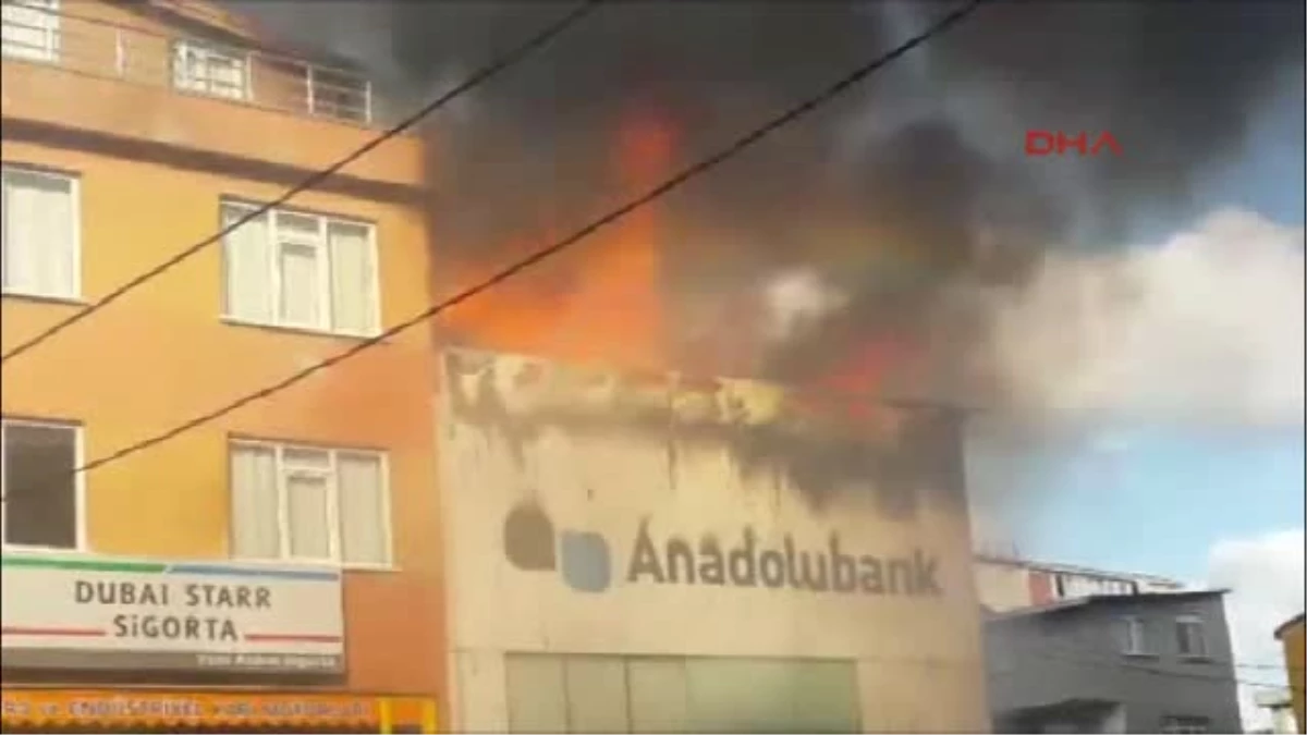 İstanbul\'daki 2 Çatı Yangını Korkuttu...