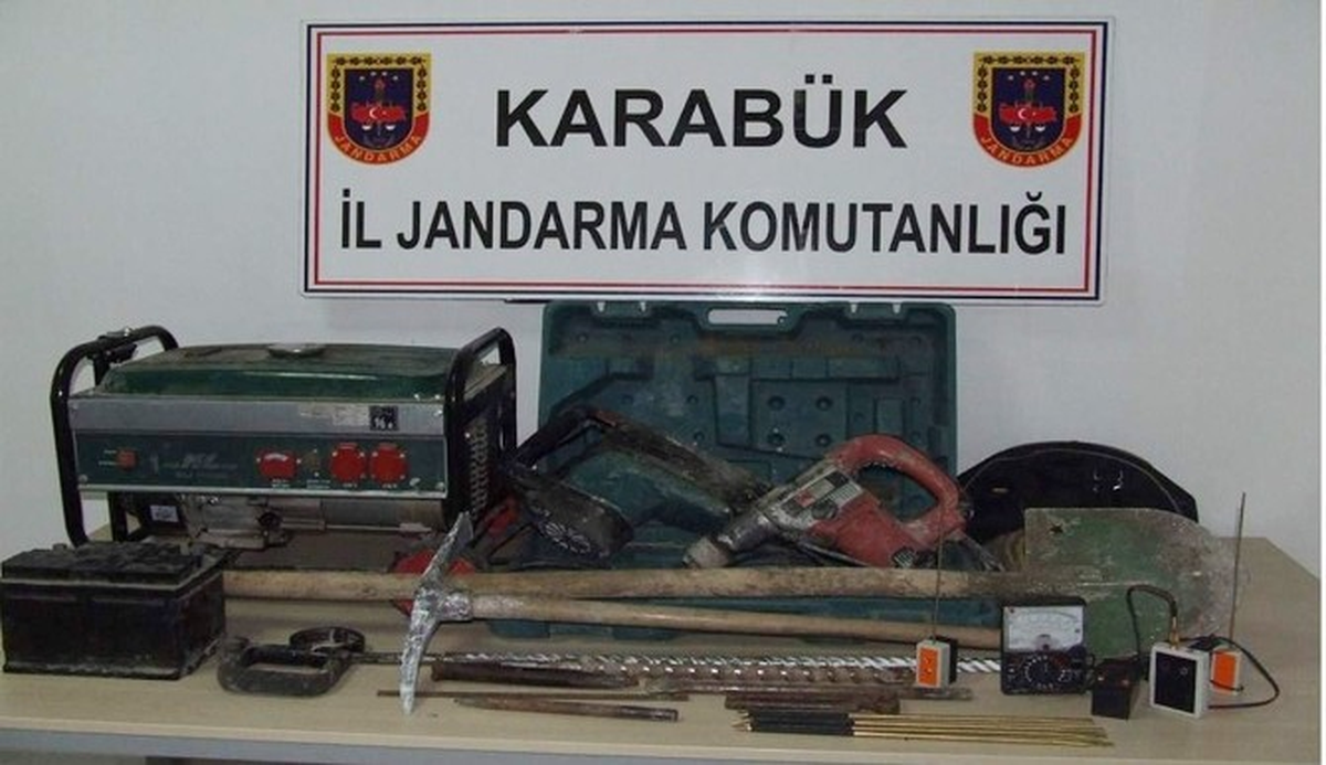 Karabük Eskipazar\'da Kaçak Kazı Yapan 4 Kişi Yakalandı