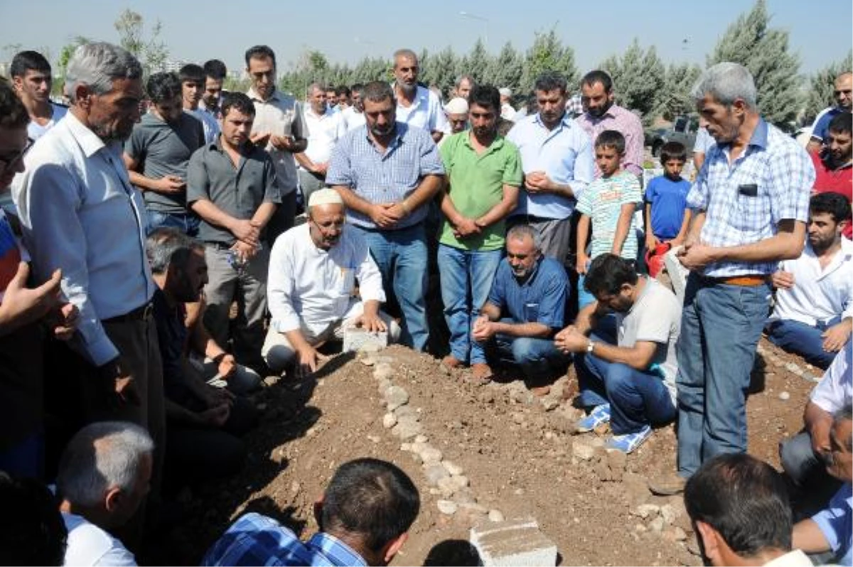 Kumburgaz\'da Boğulan Serdar Demir Diyarbakır\'da Toprağa Verildi