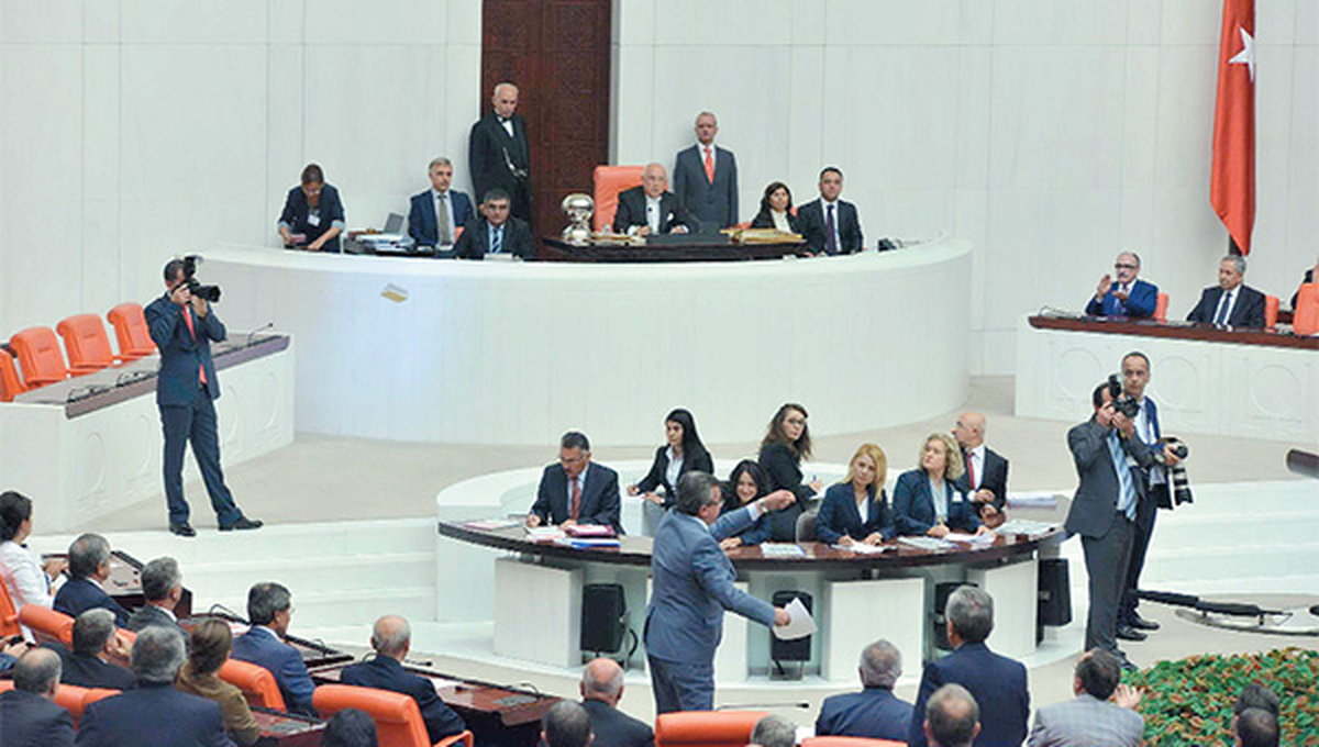 Meclis\'te Şova İzin Vermeyen Çiçek\'e Anayasa Kitabı Atıldı