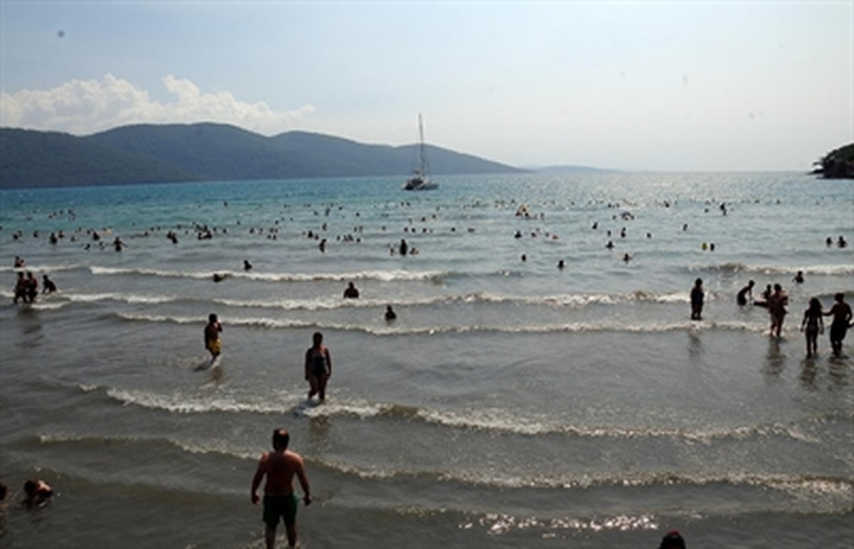 Muğla\'da Sıcak Hava Sahilleri Doldurdu