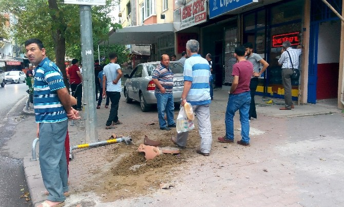 Otomobil Kahvehaneye Girdi