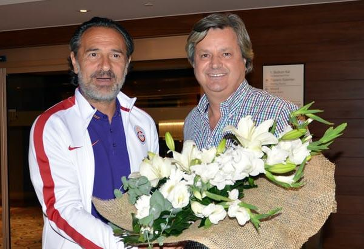 Prandelli\'ye Çiçek Sürprizi