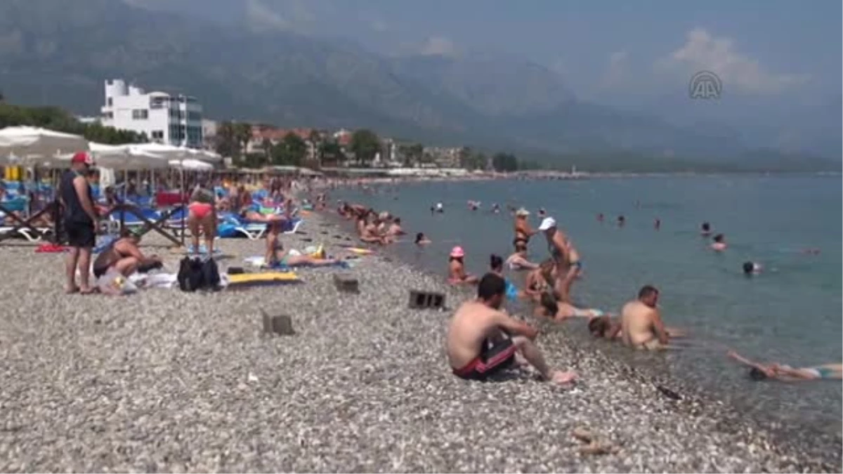 Sıcak ve Nemli Hava Antalya\'lıları Bunalttı