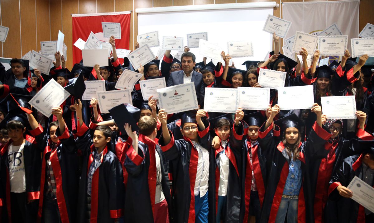 Üniversiteli Çocuklar Kep Attı