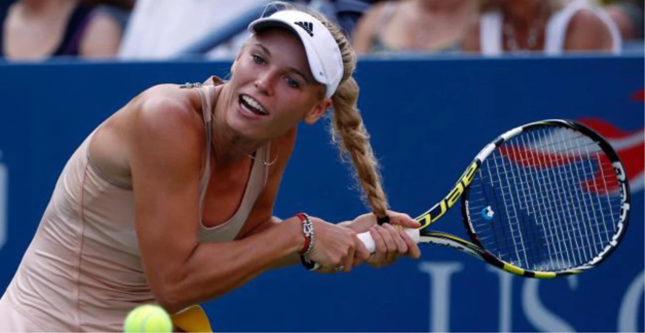 Ünlü Tenisçi Caroline Wozniacki\'nin Saçları Rakete Takıldı