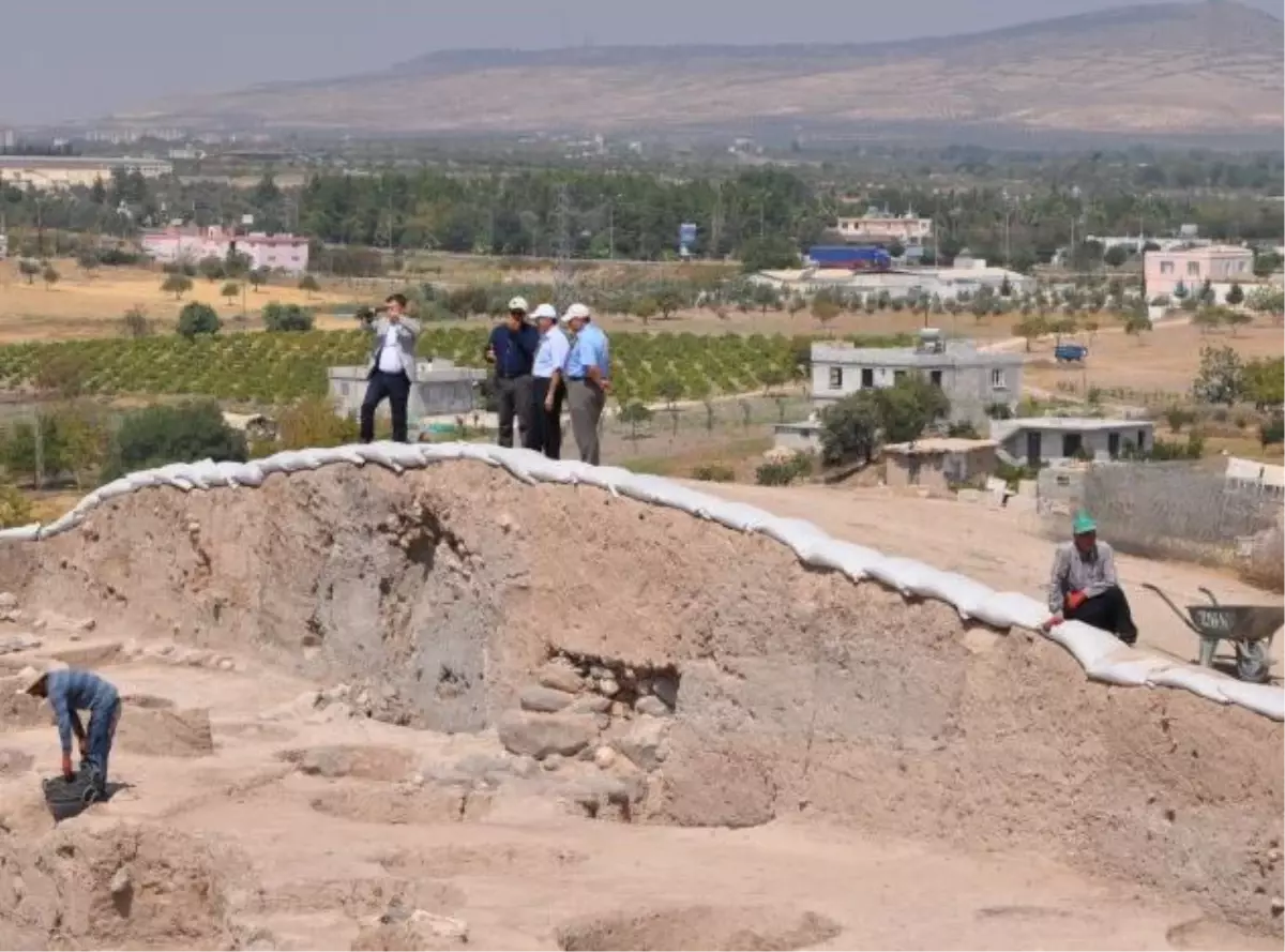 Kilis Vali Tapsız, Oylum\'da Höyük\'ü İnceledi