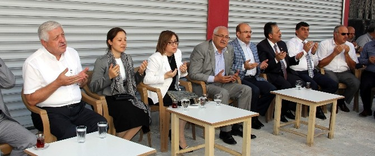 AK Parti Gaziantep Heyetinden Bazlama Ailesine Taziye Ziyareti