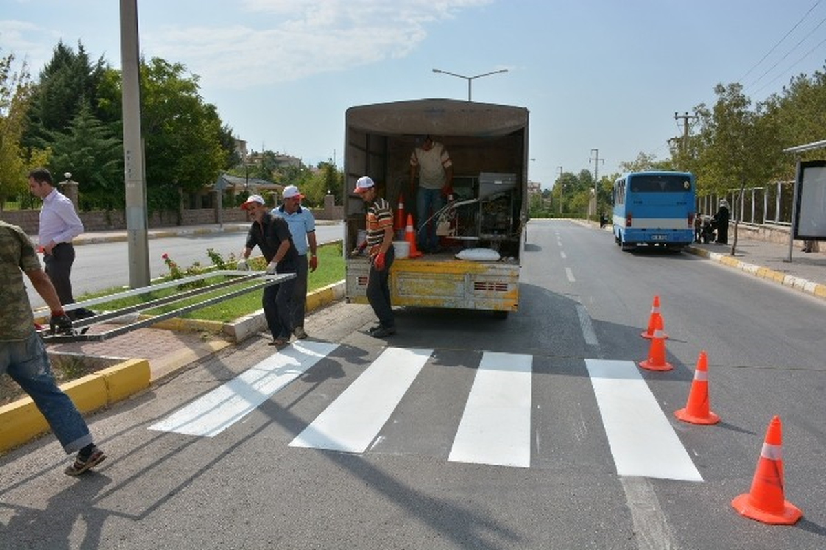 Aksaray\'da Yaya Çizgileri ve Bordür Taşları Boyanıyor