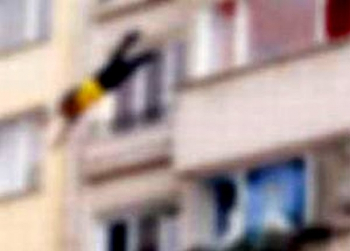 Balkondan Düşen Üç Aylık Evli Vatandaş Hayatını Kaybetti