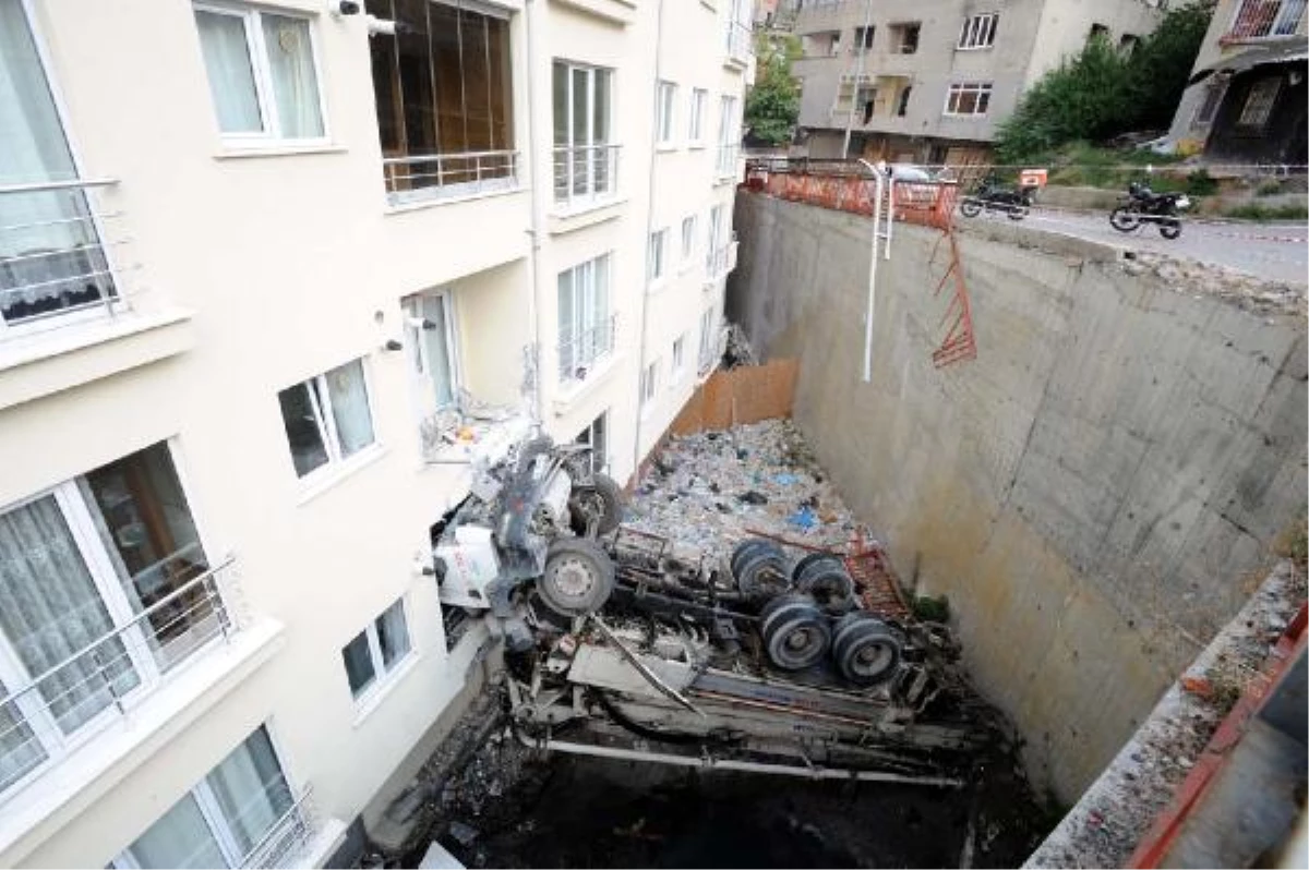 Beton Pompalama Aracı Apartmanın Bahçesine Düştü