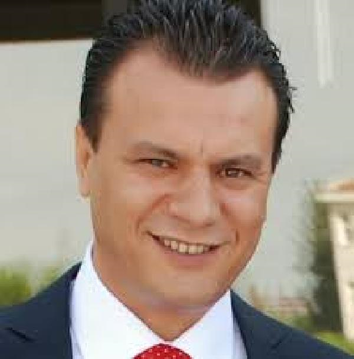 Kuşadası\'ndaki Emlakçı Evinin Balkonunda Kendini Astı