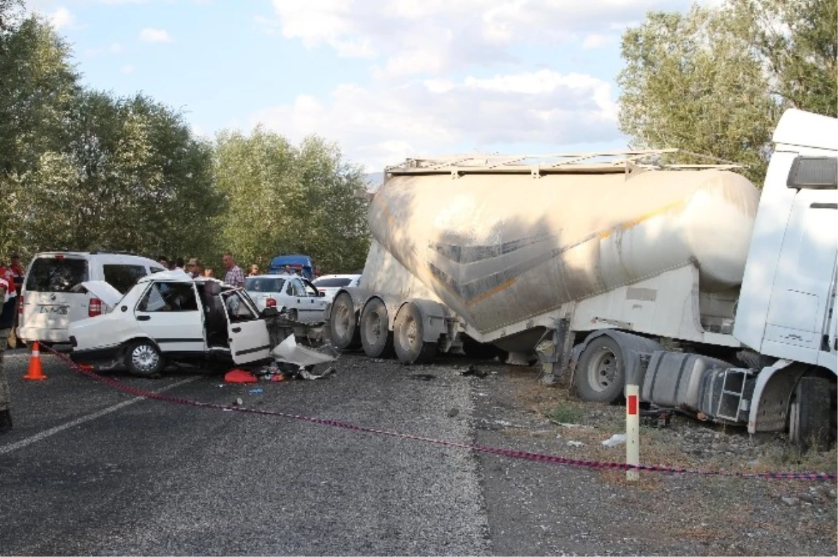 Erzincan\'da Tır ile Otomobil Çarpıştı: 2 Ölü