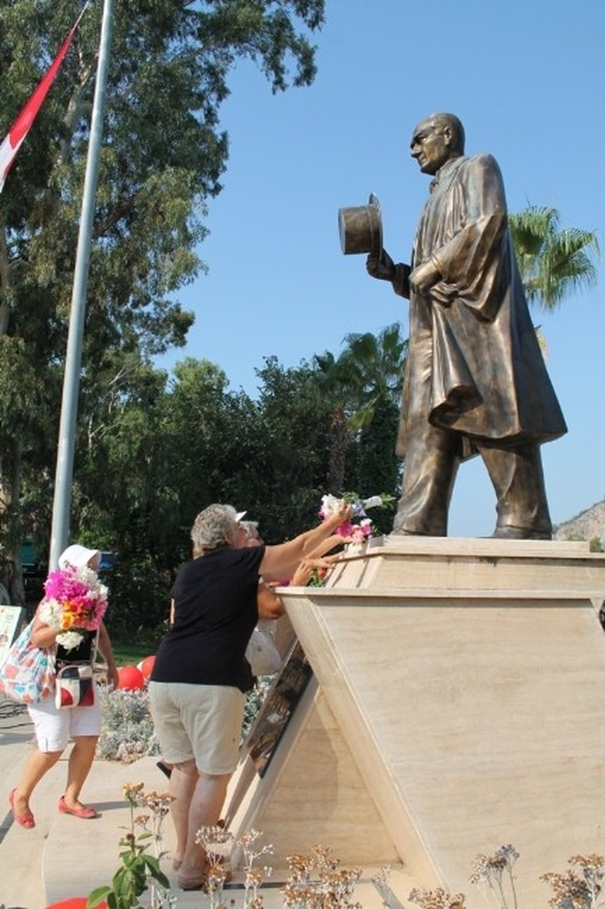 Evlerinden Getirdikleri Çiçekleri Atatürk Büstüne Bıraktılar
