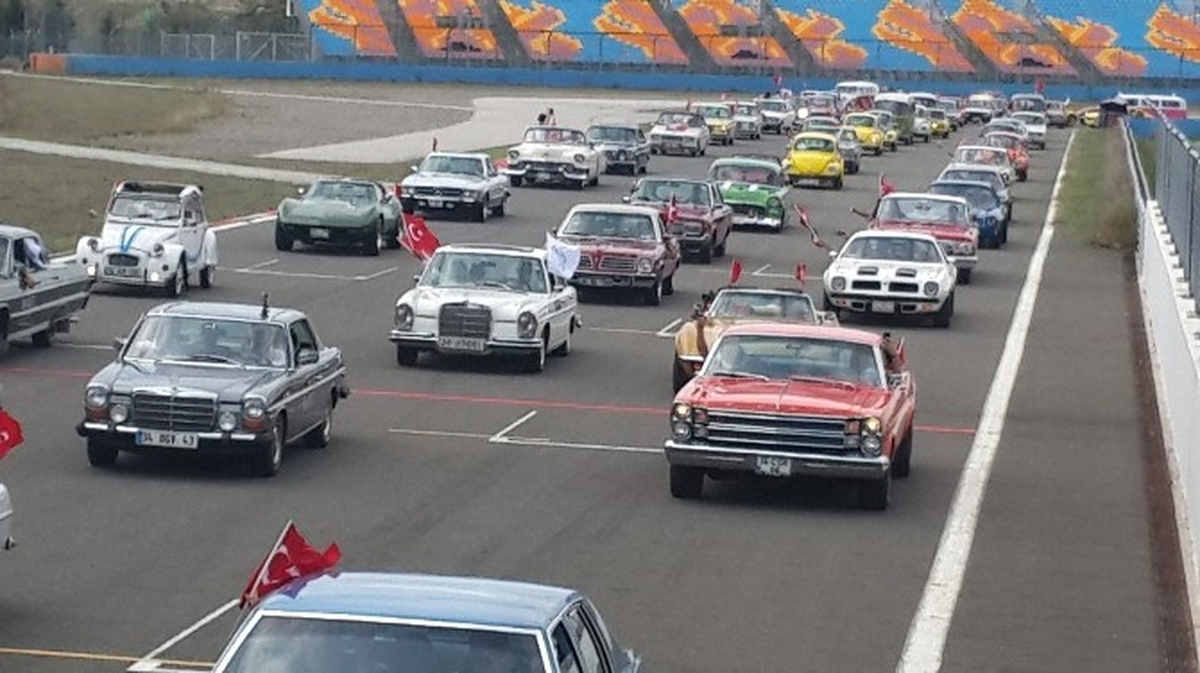 Formula Pistinde Klasik Otomobillerle "30 Ağustos" Turu