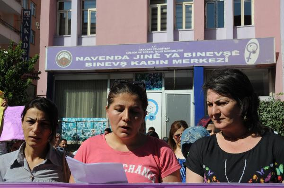 Hakkari\'de Kadınlar Fuhuş ve İntiharlara Dikkat Çekmek İçin Yürüdü