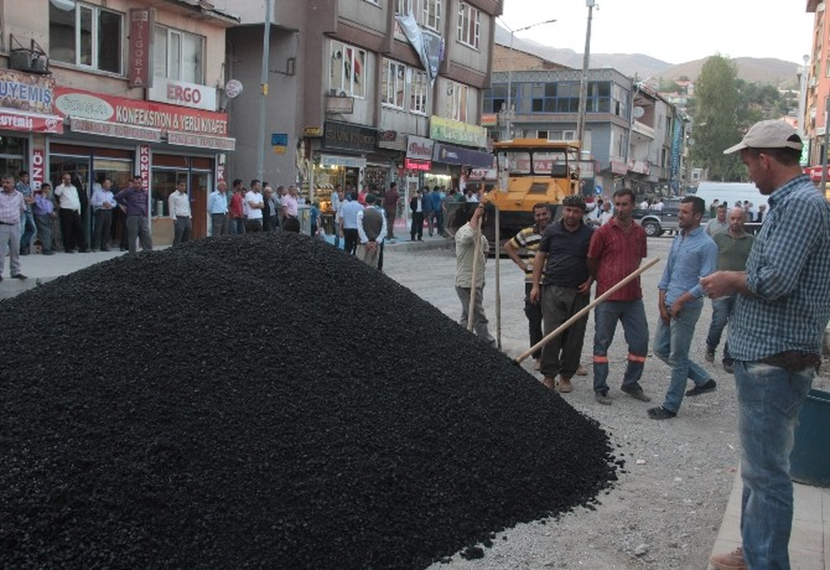 Asfalt Dökümünü Maç İzler Gibi İzlediler