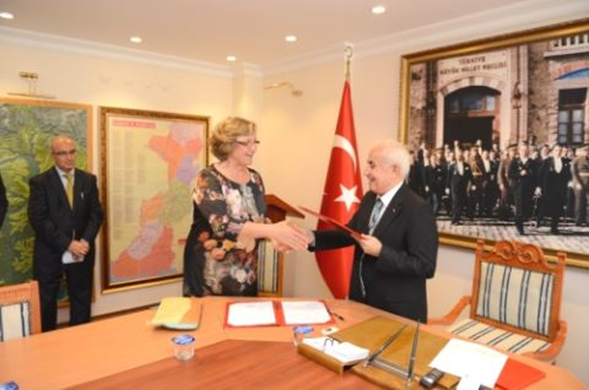 Hayırsever İşadamından Erikli\'ye Semt Polikliniği
