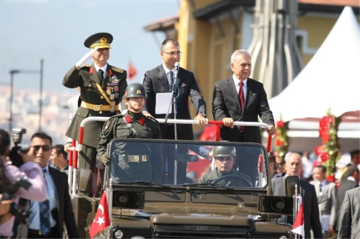 İzmir\'de 30 Ağustos Zafer Bayramı Kutlamaları